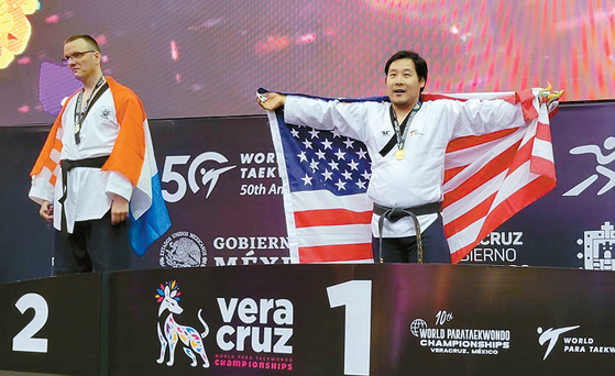 지난달 국제파라태권도 챔피언십에서 금메달을 목에 건 미국국가대표 김지수(오른쪽) 선수가 성조기를 들고 환호하고 있다. [김지수 선수 제공]
