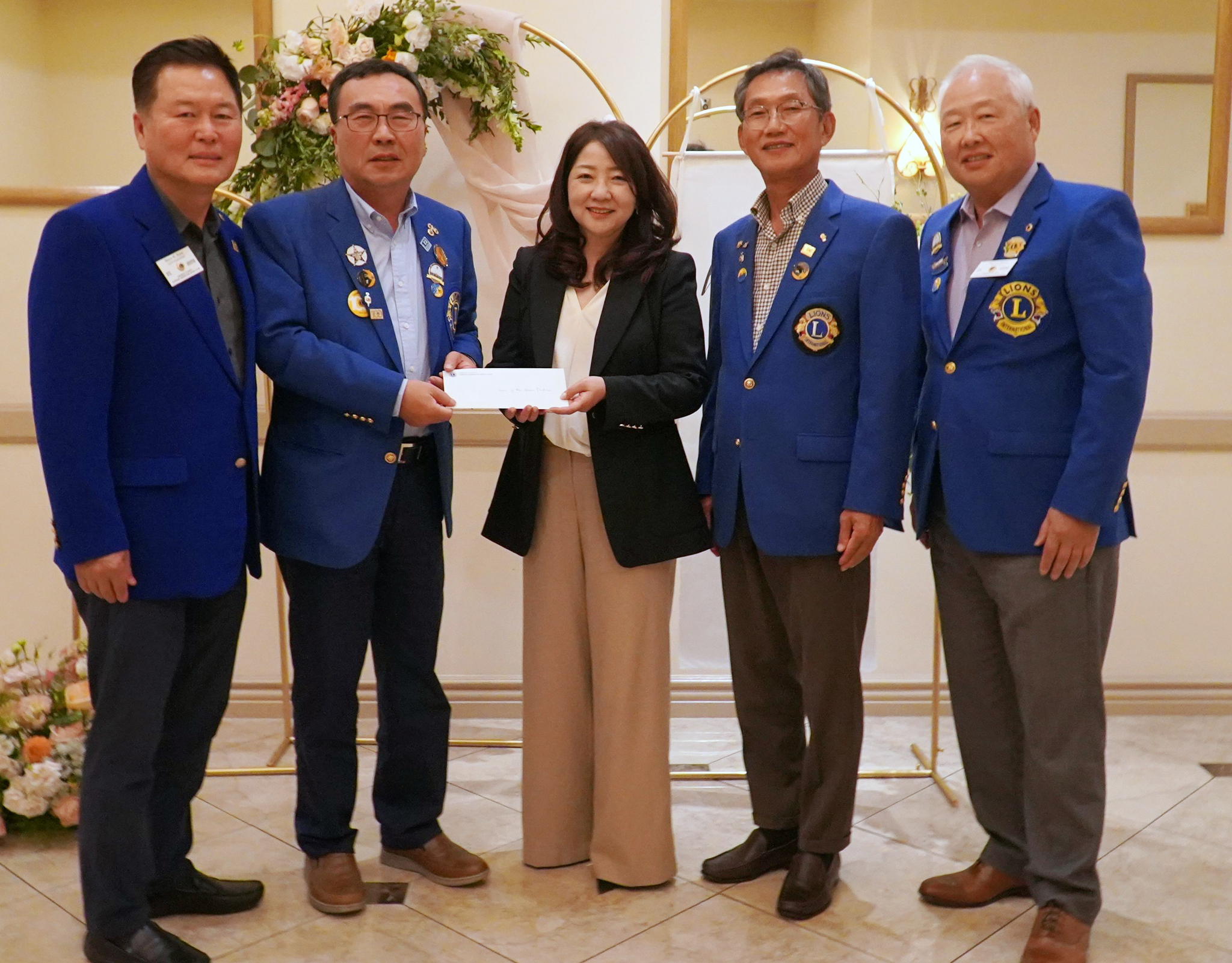 박경모(왼쪽에서 2번째) 회장을 비롯한 OC한인라이온스클럽 관계자들이 김 이사장에게 기부금을 전달하는 모습. [푸른초장의 집 제공] 