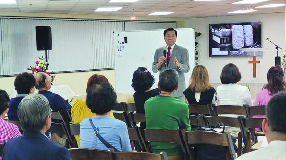 장경동 목사가 부흥집회에서 설교하고 있다. 