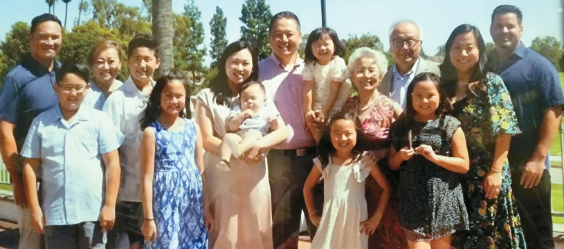 박철웅 회장 부부와 자녀 1남2녀, 손주들이 모여 가족사진을 찍었다. [박철웅 회장 제공]