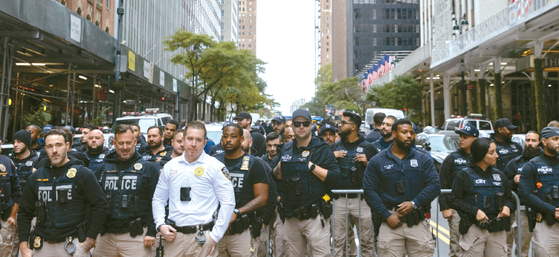 이스라엘과 하마스 지지자들의 시위가 이틀째 이어진 8일 뉴욕 경찰국 경관들이 맨해턴의 이스라엘 총영사관 인근 도로를 지키고 있다. [로이터]