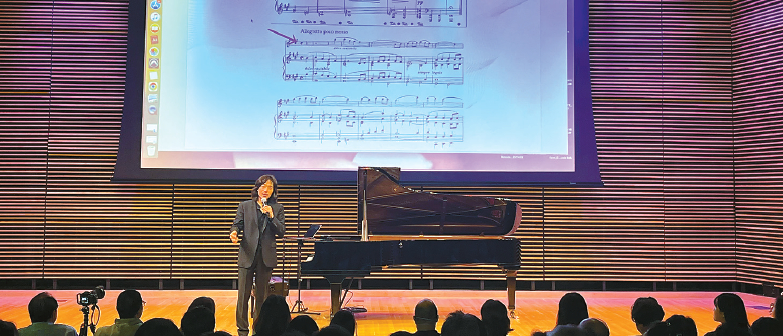 지난달 패서디나 시티 컬리지에서 열렸던 피아니스트 장성의 리사이틀에서 장성씨가 '쇼팽의 4막 12장 1인 음악극'에 대해 설명하고 있다. [YASMA7 제공]