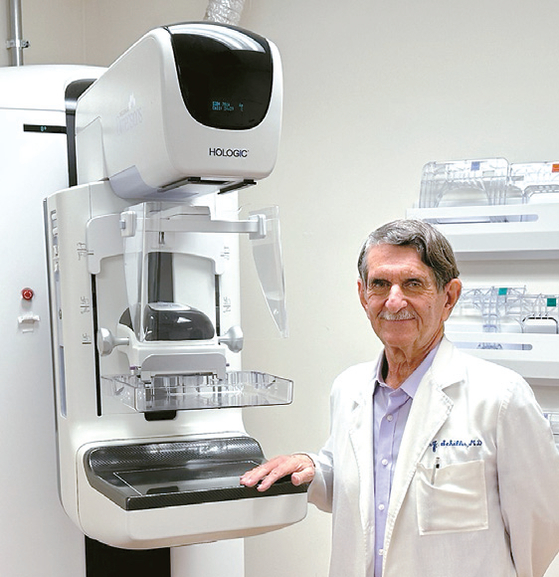 유방암 검사 및 치료를 진행하는 올림피아 메디컬 플라자의 돈 실러 외과 의사가 3D 단층영상합성법(Tomosynthesis) 기계를 설명하고 있다. 