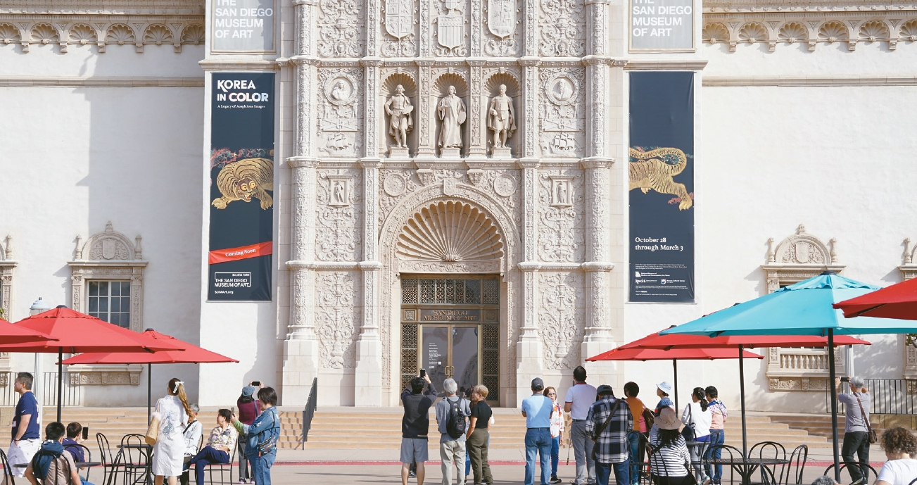 10월 28일부터 '생의 찬미' 기획전이 열리게 될 발보아 파크의 San Diego Museum of Art 정문에 이 행사의 홍보 배너가 관광객들의 발길을 멈춰 세우고 있다. 케빈 정 기자