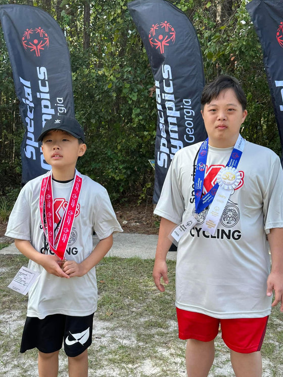 제이든 김(왼쪽) 선수와 천죠셉 선수가 메달을 목에 걸고 있다.