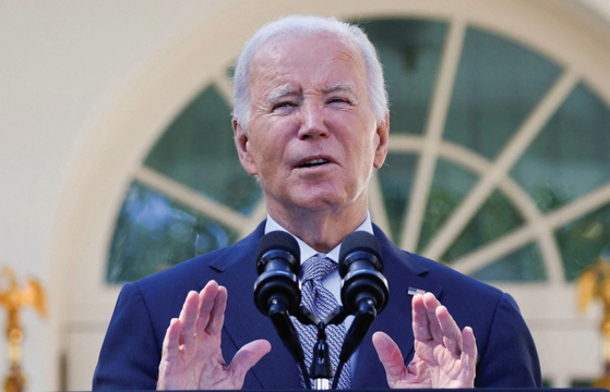 조 바이든 대통령이 11일 워싱턴DC 백악관 로즈가든에서 ‘정크 수수료’ 폐지 경과를 설명하고 있다.  [로이터]