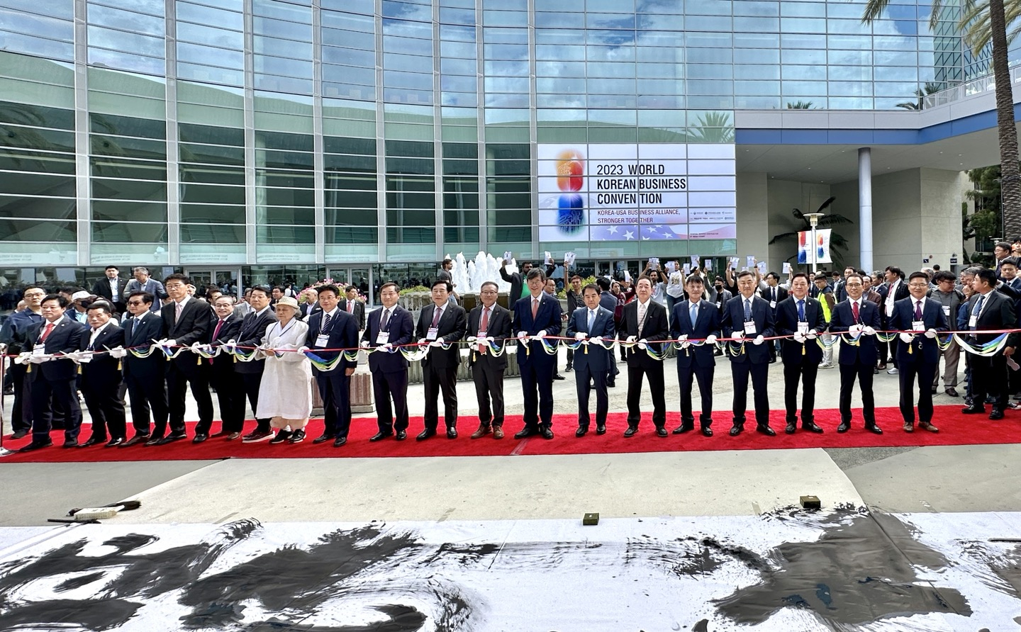 11일 애너하임 컨벤션센터에서 열린 21차 세계한인비즈니스대회(세계한상대회) 기업전시회 개회식에서 대회 관계자 및 한국 지자체 인사들이 테이프 커팅을 하고 있다. 박낙희 기자