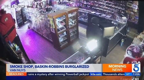 샌퍼낸도 밸리 지역 5개 업소에 오늘 새벽 3인조 도둑이 들어 물품을 훔쳐 달아나는 사건이 발생했다. [KTLA5 뉴스]