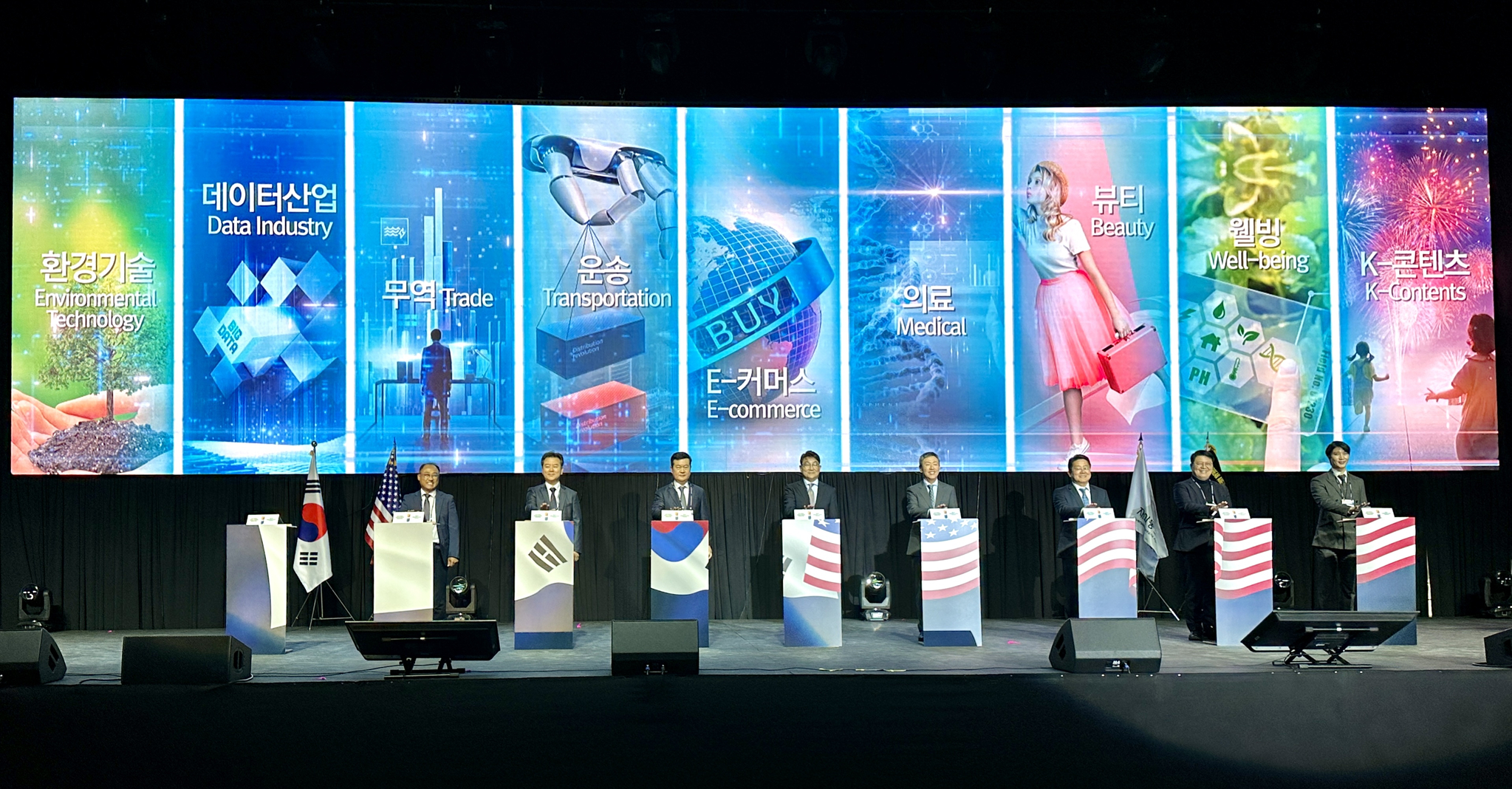 11일 오후 아레나에서 개최된 한상대회 개회식에서 한인 비즈니스 9개 분야 기업인들이 대회 개막을 알리는 버튼을 누르고 있다. 박낙희 기자