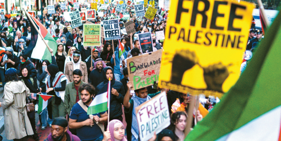 이스라엘과 팔레스타인 무장 단체 하마스 간의 갈등이 격화하는 가운데 13일 뉴욕 맨해튼에서 열린 시위에서 참가자들이 가자지구에 고립된 팔레스타인인들과의 연대를 표현하며 행진하고 있다. [로이터]