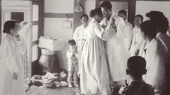 자넷 곽씨가 공개한 80년 전 연애편지(아래)와 1953년 흐뭇하게 웃는 가족 사이에서 서양식 춤을 선보이고 있는 조부모의 결혼식 사진. [자넷 곽씨 제공] 