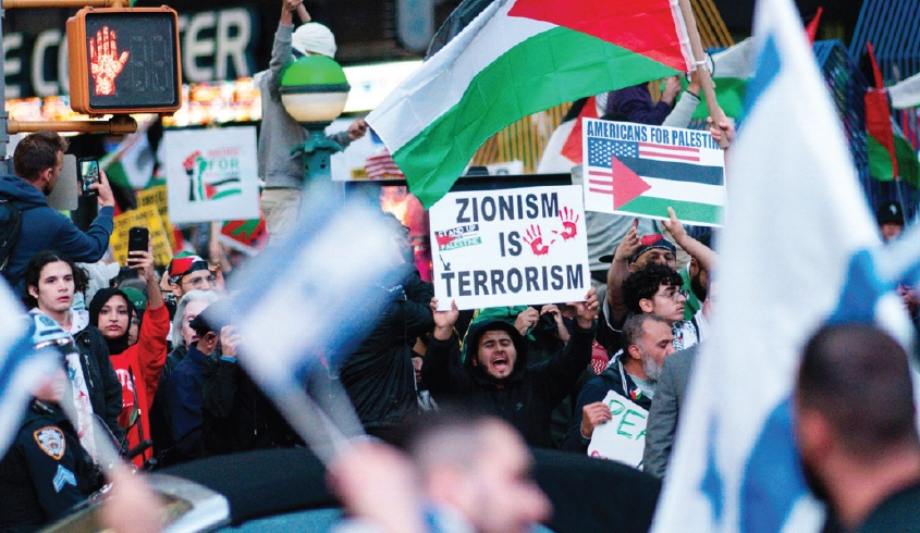 13일 오후 타임스스퀘어에서 수백 명의 친팔레스타인 시위대와 친 이스라엘 시위대가 깃발을 들고 구호를 외치며 서로 대치하고 있다.  [로이터]