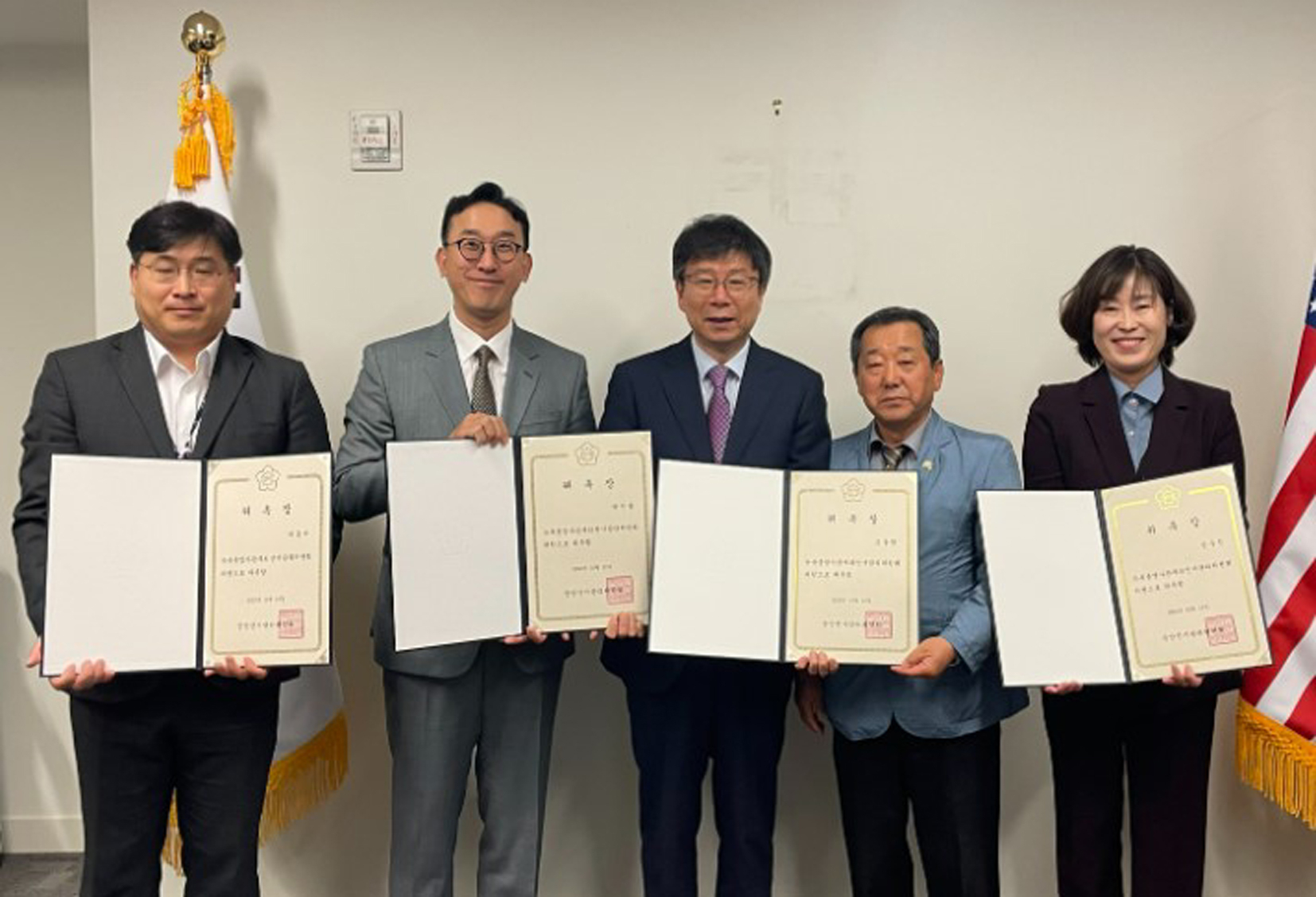 내년 열리는 본국 국회의원 선거를 관리할 뉴욕재외선관위는 13일 뉴욕총영사관에서 첫 회의를 개최했다. 사진 왼쪽부터 이동규 부위원장, 박진홍 위원장, 김의환 총영사, 조동현 위원, 김수진 위원. [사진 뉴욕총영사관]