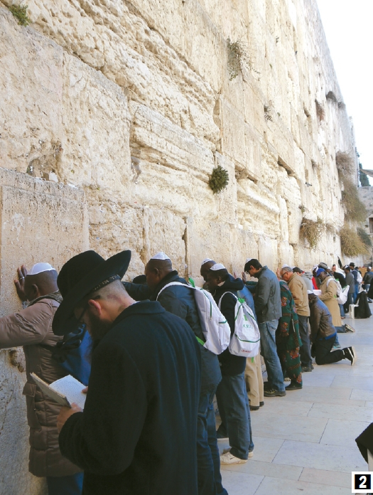 (2) 통곡의 벽에서 울며 기도하는 유대인들.