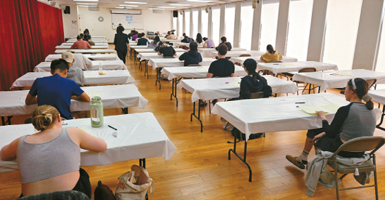 LA한국교육원에서 지난 14일 진행한 한국어능력시험(TOPIK)에서 지원자들이 시험을 치르고 있다. [LA한국교육원 제공]