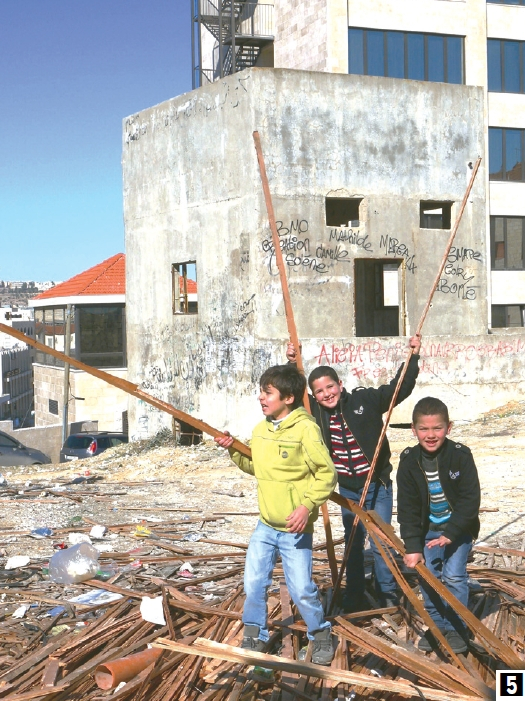 (5) 폐허에서 팔레스타인 아이들이 놀고 있는 모습. 