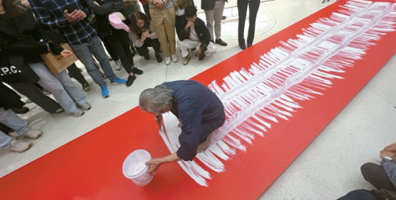 이건용 작가가 뉴욕 구겐하임 미술관에서 자신의 대표 행위예술 작품인 ‘달팽이 걸음’을 선보이고 있다.[연합]