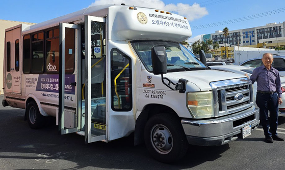 OC한미시니어센터가 27일부터 맞춤형 셔틀버스 서비스를 시작한다. 김가등 회장이 버스 옆에 서 있다. [센터 제공] 
