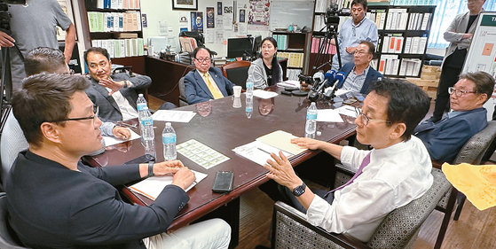 지난 7월 25일 열린 LA한인축제재단 임시 이사회에서 박윤숙(앞 오른쪽) 이사와 브랜든 이 이사가 격론을 벌이고 있다. 김상진 기자