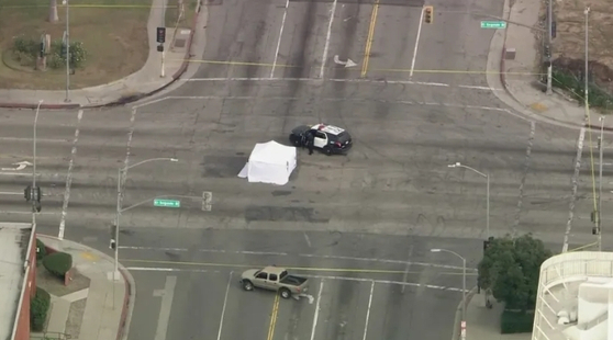 사우스 LA 지역에서 오늘 오전 9시 넘어 한 차량이 보행자를 친 뒤 몇 블록을 끌고가 숨지게 하는 사건이 발생해 경찰이 수사에 나섰다. [KTLA5 뉴스]