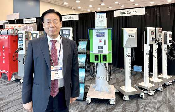 한국의 전기차 충전기 제조·공급업체 씨어스의 김기옥 대표가 자사 제품들을 소개하고 있다. 박낙희 기자