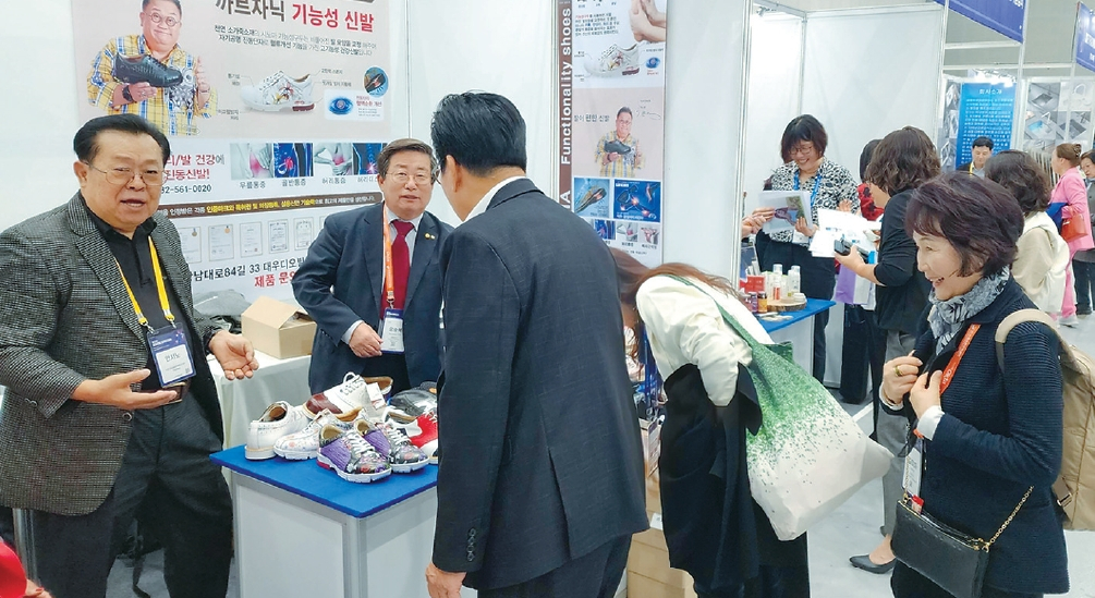 25일(한국시간) 한국 경기 수원컨벤션센터에서 회원 간 비즈니스를 위한 ‘트레이드쇼’가 열렸다. 월드옥타 회원들이 상품을 둘러보고 있다. [월드옥타 제공]