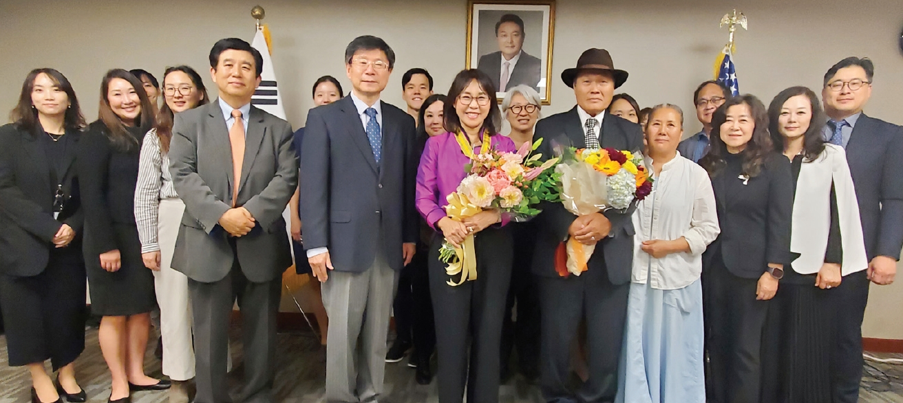 주뉴욕총영사관은 27일 ‘제17회 세계 한인의 날 유공 포상 전수식’을 개최하고, 모범적인 품행과 봉사활동으로 동포사회에 귀감이 된 수상자들에게 감사의 뜻을 전했다. 김의환 뉴욕총영사가 윤경복 뉴욕한인커뮤니티재단 회장과 사랑의 집(전모세 원장·앞줄 왼쪽 두 번째부터)에 각각 국민훈장 모란장과 대통령 표창을 수여했다.  [주뉴욕총영사관]