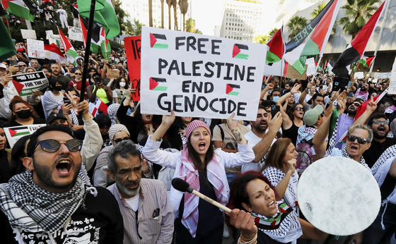지난 28일 LA다운타운 퍼싱 스퀘어에 1만 여명이 모였다. 시위대는 이스라엘이 지상전을 선언한 것과 맞물려 폭격으로 인해 팔레스타인 민간인이 사망한 것을 두고 항의 시위를 진행했다. 김상진 기자