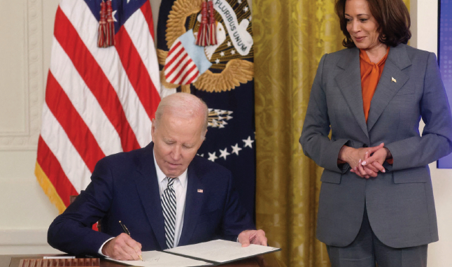 조 바이든 대통령(왼쪽)이 30일 워싱턴DC 백악관에서 인공지능(AI) 보안 기준 등을 담은 행정명령에 서명하고 있다. [로이터]