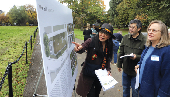 21일 열린 정원 디자인 공청회에서 다문화협회 아니타 옙 대표가 주민들에게 14구역의 역사를 설명하고 있다. 