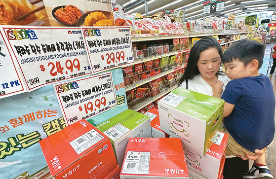 김치가 수퍼푸드로 받아들여지면서 한국산 김치 판매도 급증하고 있다. LA한남체인에서 직수입한 한국산 ‘전라도 장수도깨비 김치’를 할인 판매 중이다. 김상진 기자