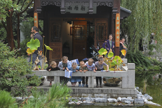 차이나타운 한복판에는 중국 수저우시와 포틀랜드시가 손잡고 지난 2000년에 개장한 ‘란 수(LanSu)’ 중국식 정원이 있다. 'Portland'의 'Lan'과 'Suzhou'의 'Su'를 합쳐 이름을 지었다. 란수 정원에서 노는 천진난만한 아이들의 모습이다.