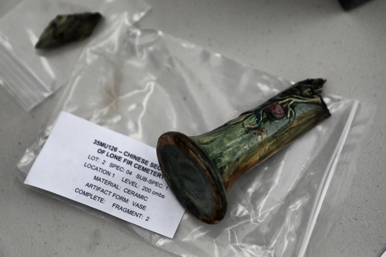 2005년 1월 멀트노마 카운티 정부는 중국계 커뮤니티의 요청에 따라 고고학 전문가들을 고용해 유해 발굴 등의 작업을 진행했다 당시 발견된 중국산 도자기의 파편.
