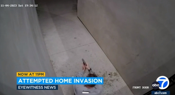 LA 한인타운 인근 미드시티 지역 주택에서 4일 저녁 집 주인과 강도 사이에 총격전이 벌어지는 일이 발생했다. 집 주인이 허리춤에서 권총을 꺼내 도망가는 강도 용의자를 향해 총을 발사하고 있다. [ABC7 뉴스]