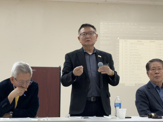 이홍기 회장이 3일 이사회에서 건물관리위원회와의 갈등을 설명하고 있다.