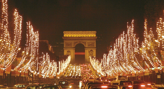 개선문을 배경으로 샹젤리제 거리를 따라 이어지는 크리스마스 조명들이 크리스마스의 마법처럼 파리를 밝힌다. [US아주투어 제공]
