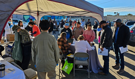 참빛교회는 캐햅과 협력하여 지난 11월 4일 일용직 근로자와 노숙자, 난민들을 위해 아침 섬김과 독감 및 코로나 예방 접종 행사를 가졌다. 