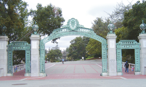 UC버클리 캠퍼스의 상징중 하나인 새더게이트(Sather Gate)의 모습. [Tzuhsun Hsu]