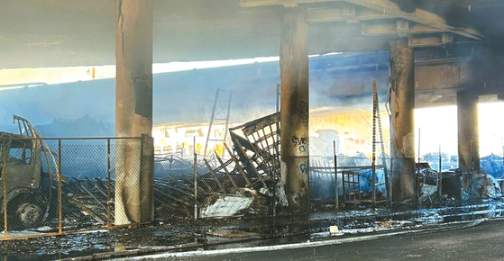 지난 11일 오전 LA다운타운 10번 프리웨이 교각 인근에서 발생한 화재로 녹아내린 프리웨이 아래 기둥 모습. 가주 교통국은 알라메다~산타페 양방향 구간을 무기한 폐쇄했다. [KTLA 뉴스 캡처]