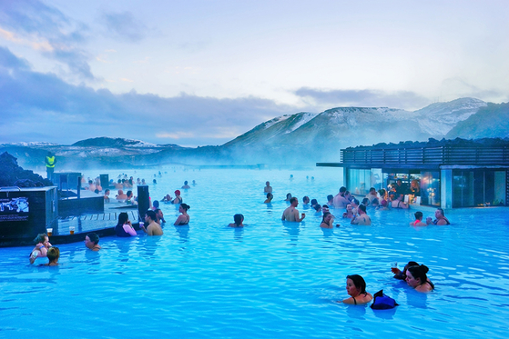 아이슬란드를 찾는 관광객들은 천연 용암 온천욕을 즐길 수 있는 온천호수를 비롯해 영화 ‘스타워즈’, ‘배트맨 비긴스’, ‘인터스텔라’ 등의 촬영지로 이용된 신비로운 경관을 보고 감동을 받는다. [사진 동부투어] 
