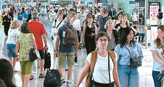 2분기 해외 방문객들의 지출 규모가 전년대비 33% 가까이 급증한 것으로 나타났다. 여행객들로 붐비고 있는 댈러스 공항. 박낙희 기자