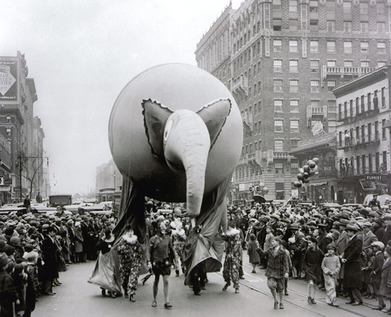 1924년 메이시스 퍼레이드에 센트럴파크 동물원의 동물들과 함께 행진을 하다 안전 문제로 1928년부터 동물 모양의 풍선으로 대체했다. [국립미국사박물관]
