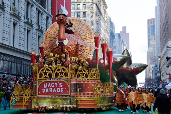 지난해 메이시스 퍼레이드에서 추수감사절의 상징인 칠면조 조형물이 뉴욕 맨해튼 거리로 나섰다. [메이시스 트위터 캡처]