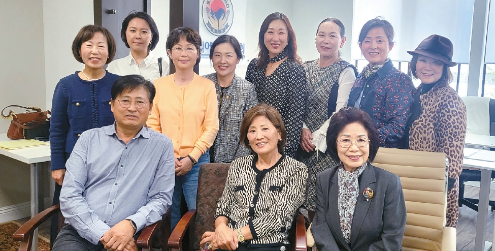 SD한인회 앤디 박 당선자(앞줄 맨 왼쪽)는 지난 10일 한인회관으로 여러 여성 단체장들을 초청, 간담회를 갖고 향후 협력방안에 대해 논의했다.