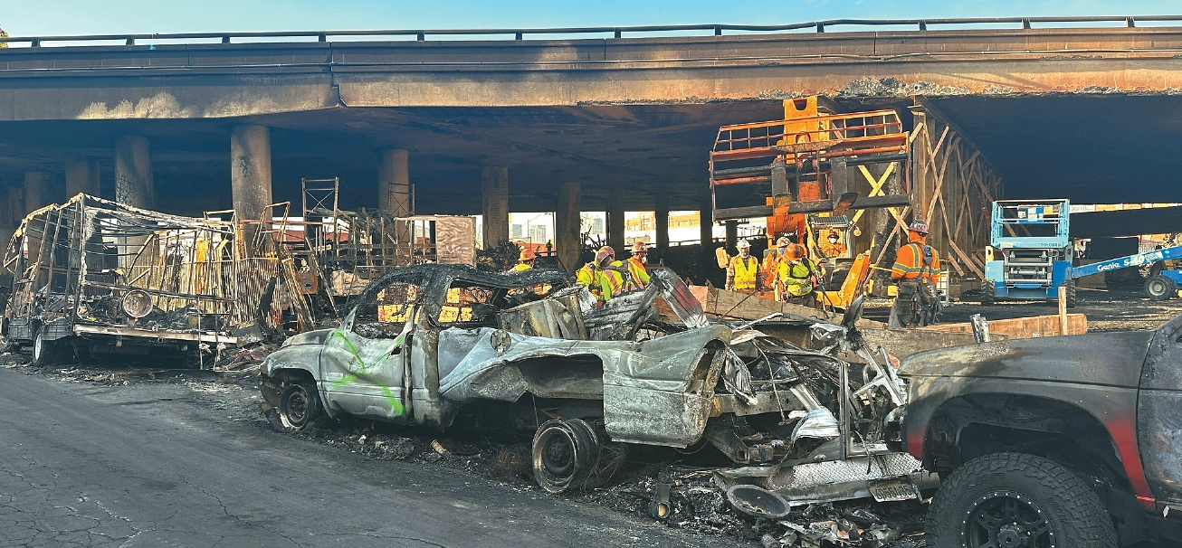 13일 불에 탄 차량들이 늘어서 있는 10번 프리웨이 화재현장을 찾은 시정부 관계자들이 피해 상황을 점검하고 있다. [로이터]