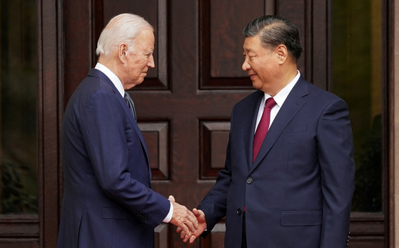 15일 조 바이든 대통령(왼쪽)과 시진핑 중국 국가주석(오른쪽)이 샌프란시스코 인근 우드사이드에서 만나 악수하고 있다. [로이터]