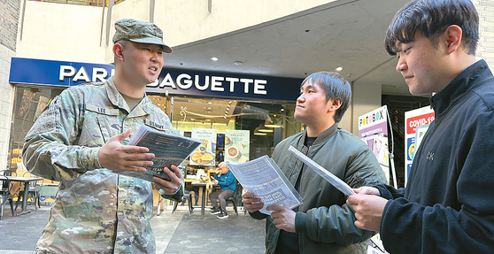 미국 군대에서 시민권을 취득하는 한인이 다시 늘고 있다. LA지역 담당인 이형민 육군 모병관(왼쪽)이 한인타운 마당몰에서 한인들을 상대로 입대 정보와 혜택 등을 설명하고 있다. 김상진 기자  