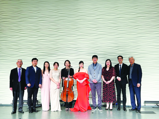 (맨 왼쪽) 한의생 GCC 이사장, (맨 오른쪽) 박동수 설립이사, (가운데) 김진세 총괄디렉터와 후원음악회 출연자들 