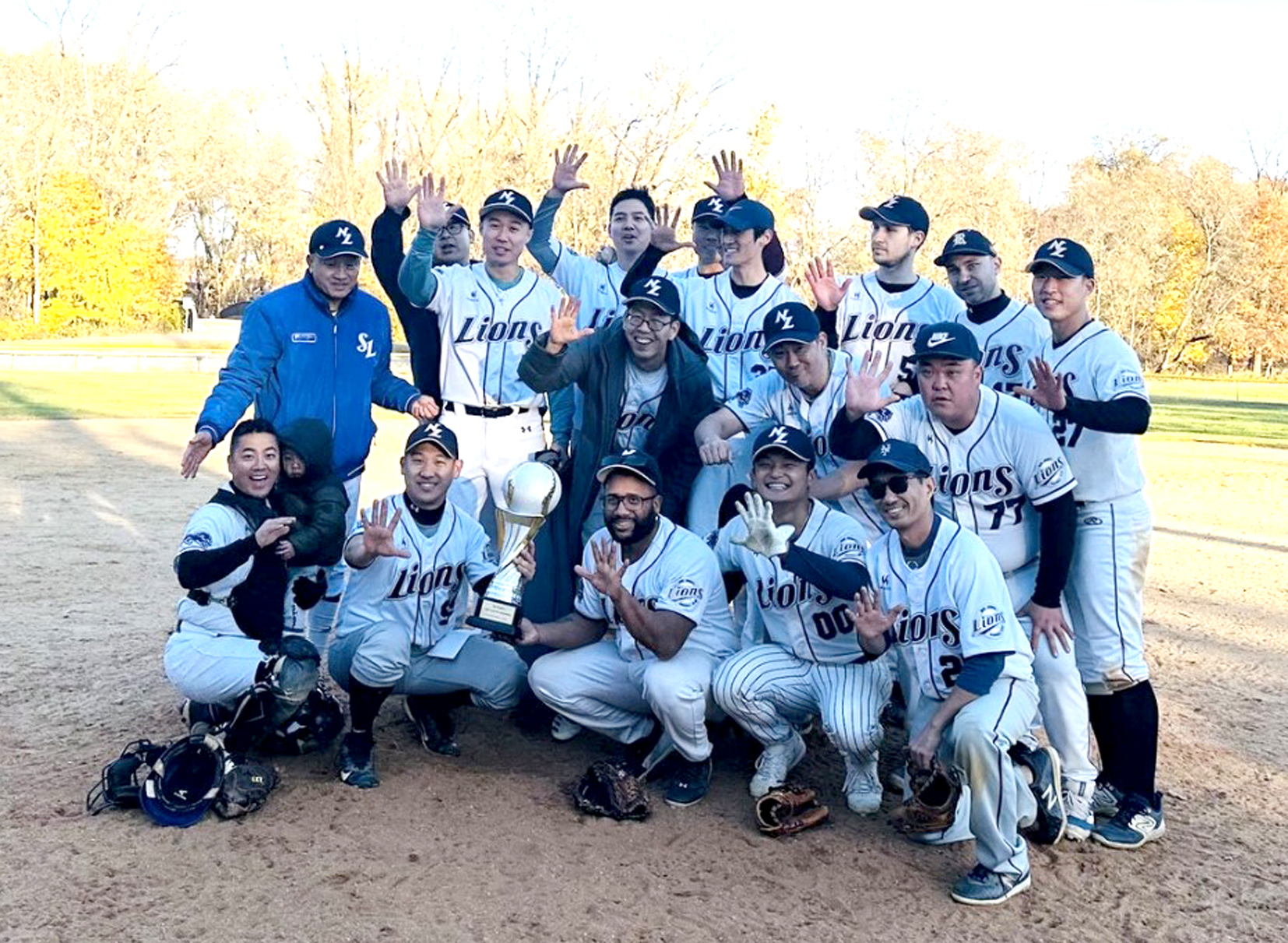 뉴욕·뉴저지 사회인 야구단 라이온스팀(LIONS TEAM)은 지난 18일 새들부룩에서 열린 '위 러브 베이스볼리그(WE LOVE BASEBALL LEAGUE)' 챔피언십 경기에서 선발투수 JJ 정 선수와 마무리 피터 정 선수가 원투 펀치로 이어던지는 활약으로 VIT팀을 꺾고 리그 최초로 5년 연속 우승의 쾌거를 일궈냈다. '위 러브 베이스볼리그'는 11팀이 1년 동안의 경기 성적을 토대로 플레이오프를 갖고 챔피언을 가리는 뉴욕·뉴저지 최고 리그다. [라이온스팀]