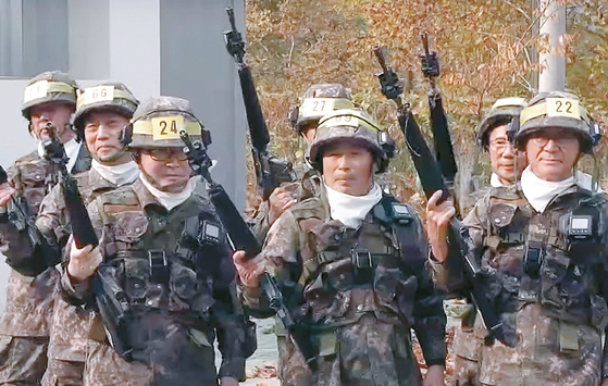 이달 초 서울 서초구 과학화 예비군훈련장에서 실시된 모의전투훈련에 참여한 시니어들이 무장한 채 정렬해있다.  [국방TV 캡처]